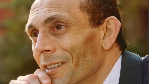 محمد صبحي: هناك من يهديك الحب دون أن تهديه أي شيء.. وهناك من يهديك الألم بعد أن تهديه كل شيء