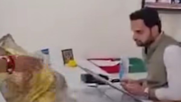 متظاهرون يطلقون كلابًا ضالة داخل مكتب مسؤول هندي احتجاجًا على انتشارها