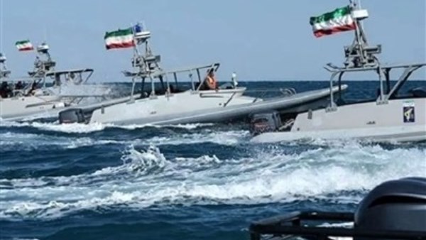 كان يعتزم دخول المنطقة المحمية.. الحرس الثوري يستهدف زورقًا أمريكيًا مسيّرًا بمضيق هرمز