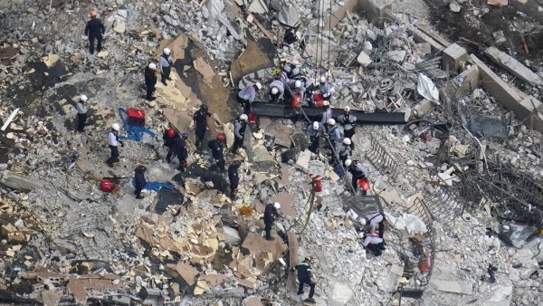 ارتفاع ضحايا انهيار مبنى النازحين بغزة إلى 14