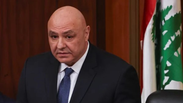ماكرون في استقباله.. الرئيس اللبناني يصل قصر الإليزيه