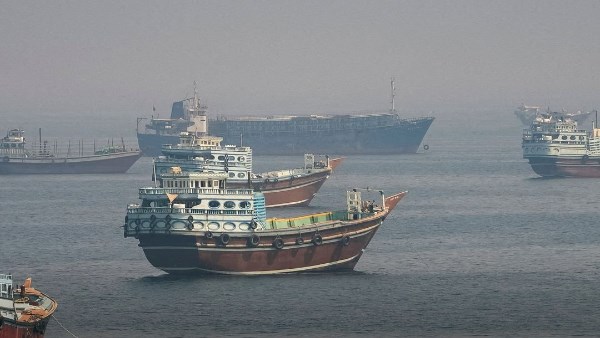 خلال أمس.. 4 سفن تعبر مضيق هرمز والحرس الثوري يستهدف ناقلة نفط
