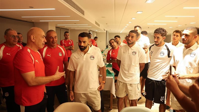 لاعبو منتخب مصر يحتفلون مع التوأم بتجديد التعاقد حتى 2030 (فيديو وصور)