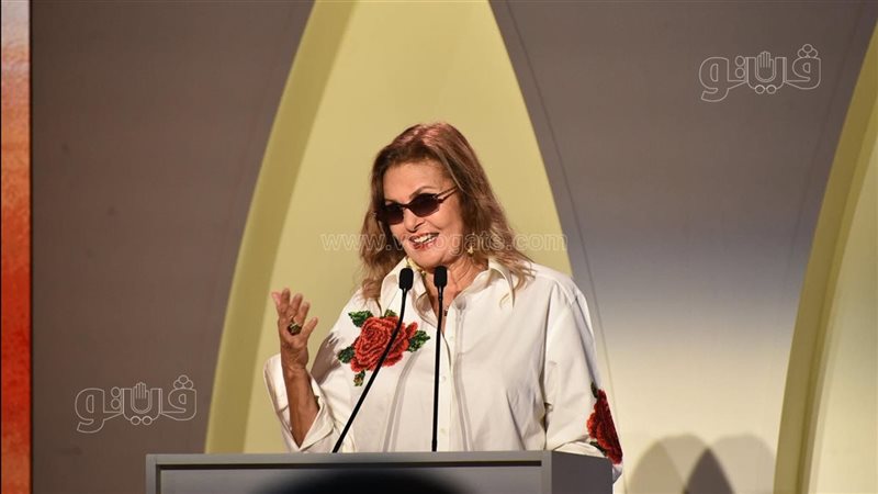يسرا: العالم يتحدث عن قيمة مهرجان الجونة.. ومنى زكي مهمة جدا للسينما المصرية (فيديو وصور)