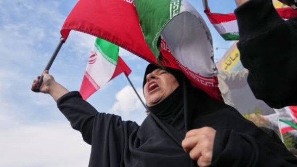 بمشاركة إيرانيات.. استعراض عسكري فى شوارع طهران ترقبا لهجوم أمريكى