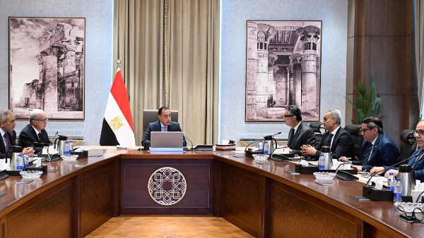 رئيس الوزراء يتابع جهود توفير السلع وضبط حركة الأسواق والأسعار.. وتخفيض أسعار 12 سلعة
