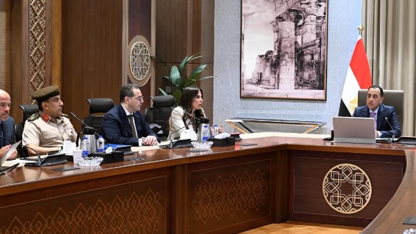 رئيس الوزراء يستعرض موقف أحد المشروعات الكبرى بالعلمين الجديدة