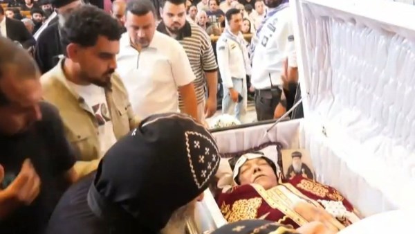 بعد نظرة الوداع.. بدء صلاة الجنازة على القمص تادرس السكندري