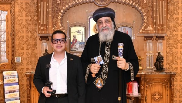 البابا تواضروس يستقبل الشاب “مارك مراد” مبتكر نظارة مساعدة المكفوفين