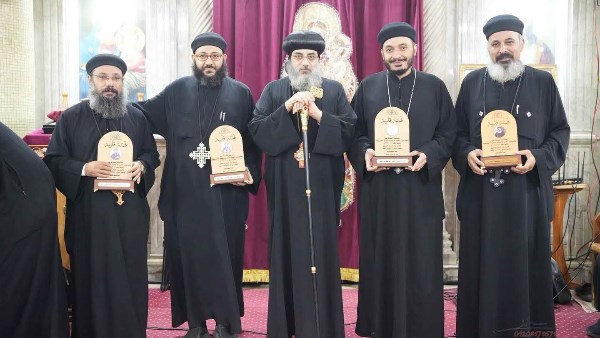 الأنبا فيلوباتير يرسّم 12 شماسًا ويحتفل بخريجي الكليات والمعاهد الدينية بأبو قرقاص