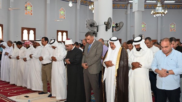 محافظ جنوب سيناء يؤدي صلاة الجمعة بنويبع.. ودعوات لضحايا حادث الأتوبيس