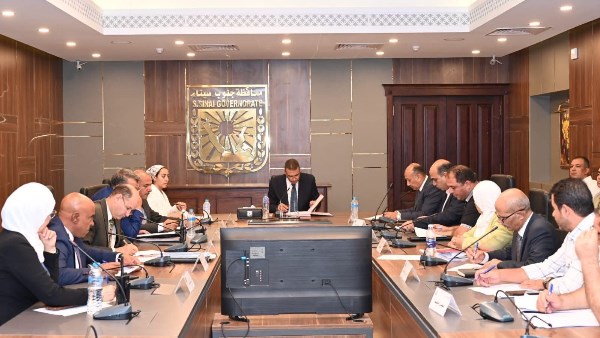 محافظ جنوب سيناء يبحث توفير المرافق للإسكان الاجتماعي الجديد ومراجعة مستحقات الصندوق