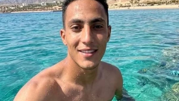 لليوم الرابع.. أم من الصعيد تنتظر ابنها الغريق على شاطئ الغرقانة بشرم الشيخ