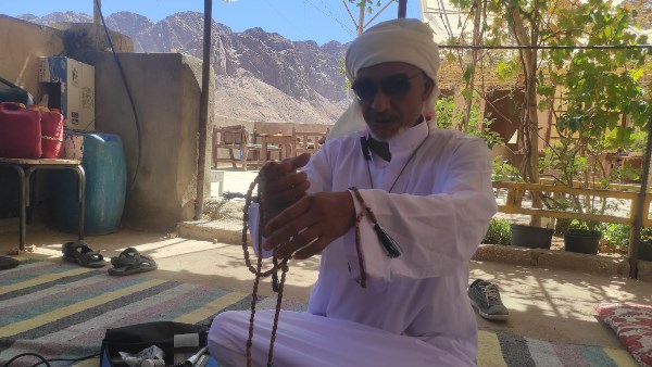 سبحة أرض التجلي.. حكاية من خشب العليقة وبذور الزيتون تحمل ذاكرة سانت كاترين