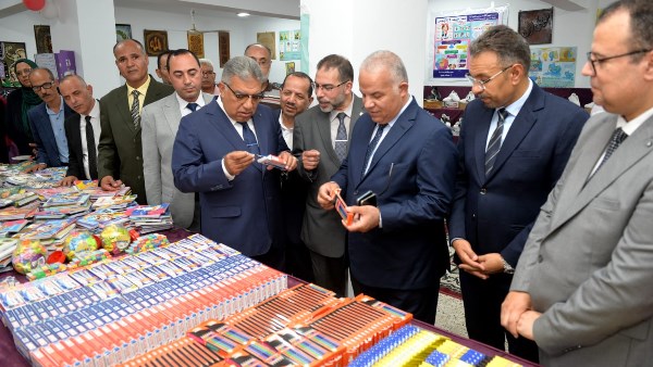 محافظ الدقهلية يتفقد معرض مديرية التربية والتعليم”علم ودفء” لتوزيع المستلزمات المدرسية المجانية