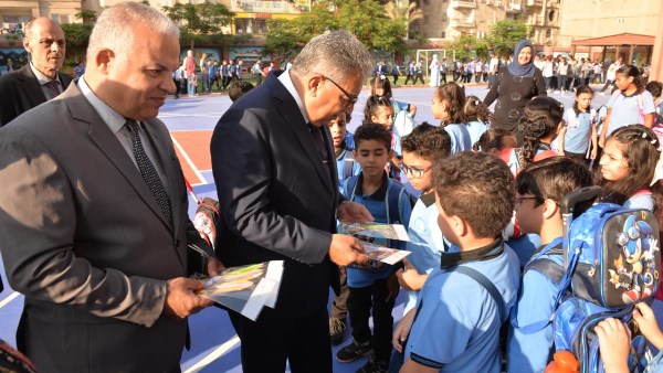 محافظ الدقهلية يشهد طابور الصباح بمدرسة المنصورة المتميزة 2 لغات ويوزع الهدايا
