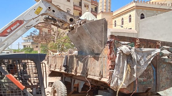 محافظ الدقهلية يكلف برفع تجمعات القمامة أمام مقابر قرية سللنت