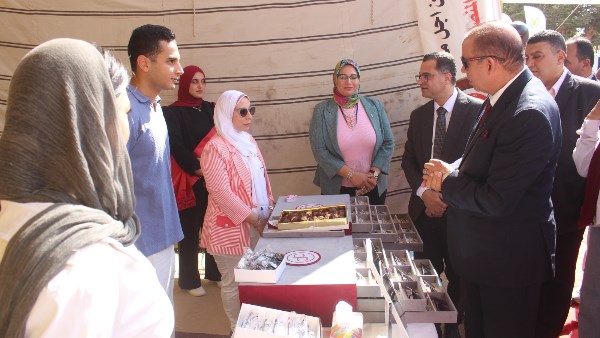 بأسعار منخفضة …رئيس جامعة المنصورة يفتتح معرضًا للمستلزمات الدراسية مع انطلاق العام الجامعي