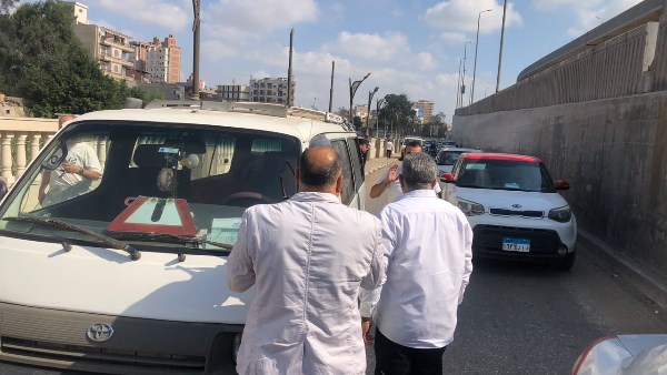 محافظ الدقهلية يرصد مخالفة ميكروباص بجوار كوبري سندوب ويوجه باتخاذ الإجراءات القانونية