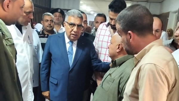 محافظ الدقهلية يتفقد مستشفى السنبلاوين للاطمئنان على حالة المصابة إثر حادث انهيار منزل برهمتوش