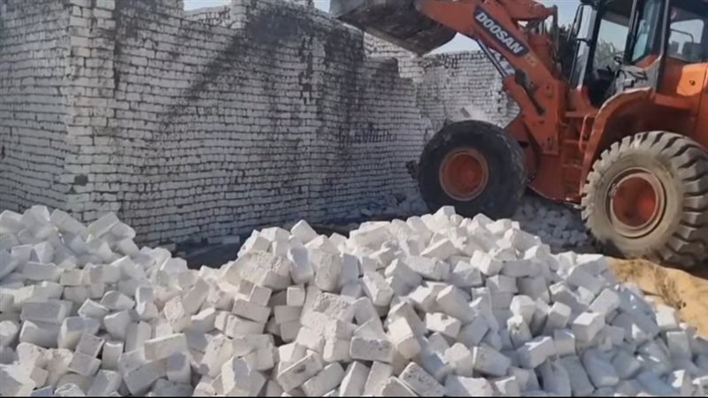 ضربة جديدة للتعديات، إزالة إسطبل خيول مخالف على 3 قراريط بأبو صير بالجيزة (فيديو)