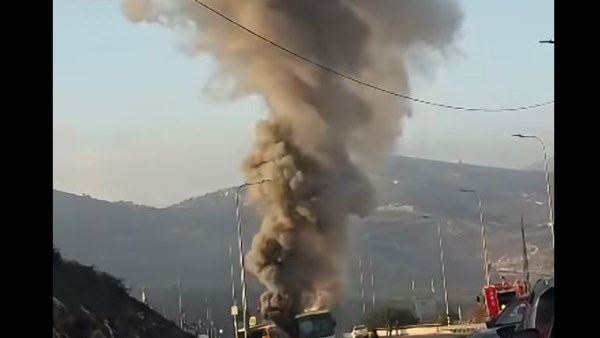 شاهد.. اندلاع حريق في حافلة للاحتلال على طريق رام الله نابلس