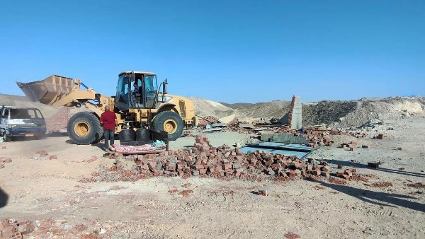 إزالة تعدٍ في المهد على مساحة 1000 متر بالمدينة الصناعية بالقصير