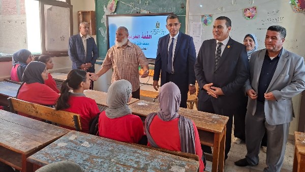 محافظ البحر الأحمر يشارك طالبات الغردقة الثانوية بنات طابور الصباح في أول أيام الدراسة
