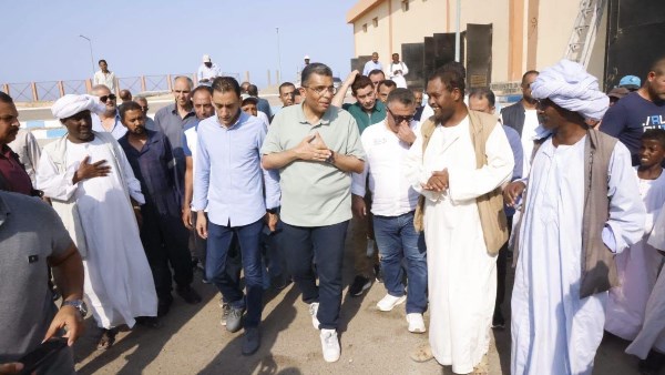 محافظ البحر الأحمر يستعرض نتائج تطوير محطة تحلية مياه حلايب