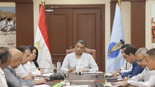 محافظ البحر الأحمر يستعرض خطة الرصف والمرافق.. وتنفيذ 6 محطات تحلية لمواجهة نقص مياه الشرب