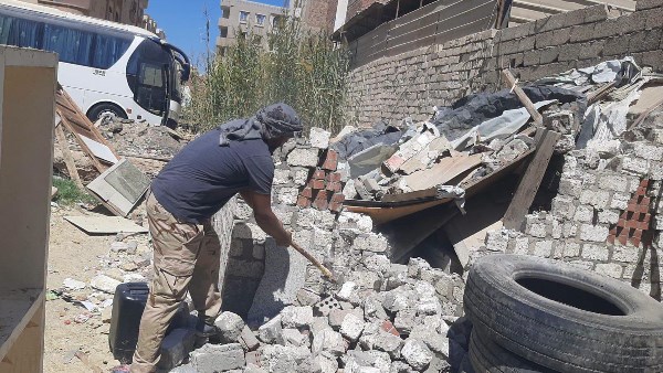 إزالة غرف مخالفة على أرض أملاك دولة بمساحة 3000 متر في الحجاز بالغردقة