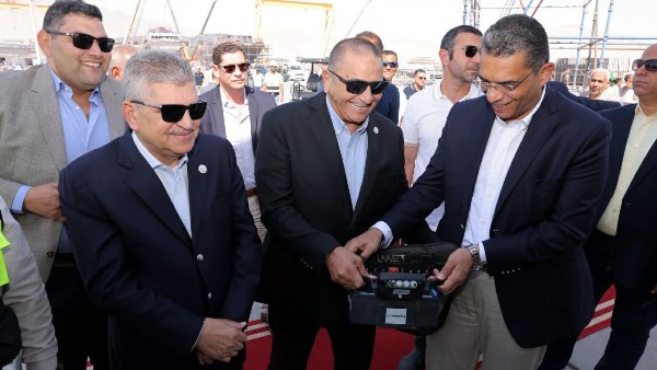 رئيس قناة السويس يشهد تدشين واستلام قاطرتين عزم ولنشات للسياحة البحرية