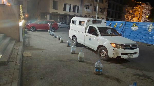 استجابة لشكوى على فيسبوك.. إزالة الصدادات والعبوات الأسمنتية من شوارع الهضبة بالغردقة