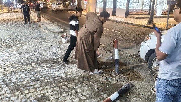 استجابة لشكوى على فيسبوك.. إزالة الصدادات والسلاسل الحديدية بالممشى السياحي بالغردقة