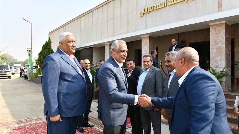 خلال زيارة لشركة أبو زعبل للكيماويات المتخصصة.. وزير الإنتاج الحربي يتابع انتظام العملية الإنتاجية