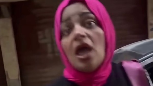 رفضت دفع الأجرة .. سيدة تُهين سائقًا بألفاظ خادشة بعد مُطالبتها بحقه