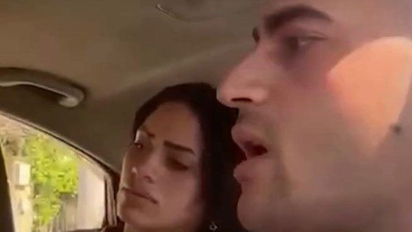 سائق نقل ذكي يرفض تناول ركاب الكحوليات داخل السيارة بالتجمع