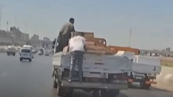 على طريقة سلام يا صاحبي.. أشخاص يستولون على سيارة نقل ويلقون حمولتها