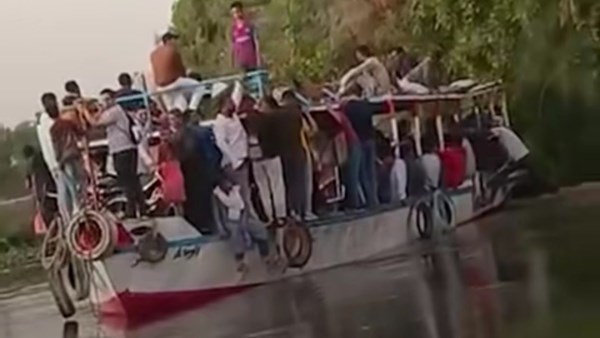 رحلة يومية محفوفة بالمخاطر.. معدية تحمل عشرات الطلاب والعمال تثير مخاوف أهالي قرية بالمنيا