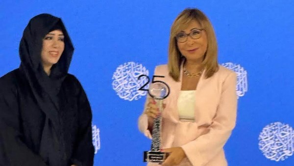 يسرا تهنئ لميس الحديدي على جائزة قمة الإعلام العربي