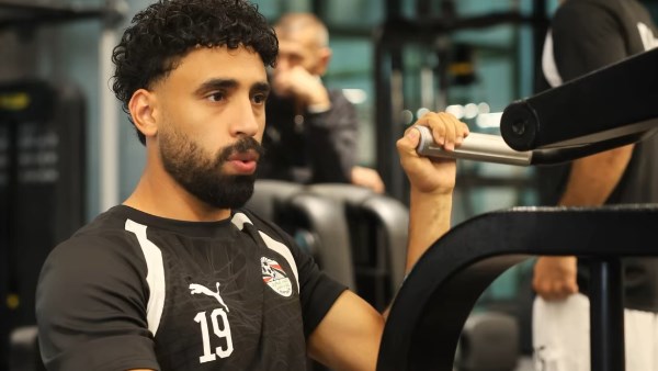 أكرمتني فلك الحمد.. مروان عطية في أحدث ظهور من مران منتخب مصر
