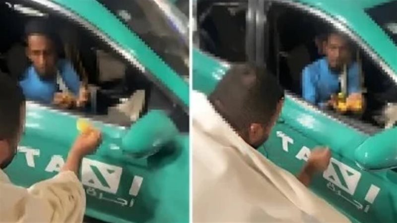 جمع قشور البرتقال وألقاها له في التاكسي، مصري يعلم أجنبي النظافة بمكة (فيديو)