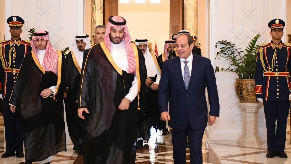 محمد بن سلمان يبعث برقية شكر للرئيس السيسي بعد مغادرته للقاهرة