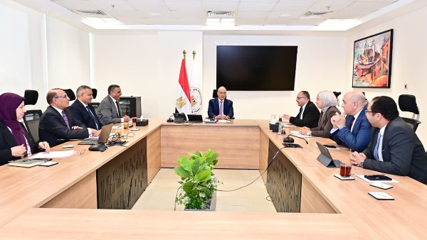 وزير الري يتابع مشروعات حماية الشواطئ وتأهيل المنشآت المائية بعدة محافظات