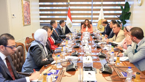 وزيرة التنمية المحلية والبيئة تتابع مع محافظ دمياط الوضع الراهن لمنظومة المخلفات الصلبة بالمحافظة