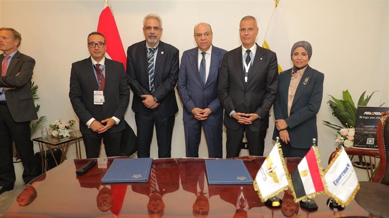 وزير الطيران يشهد توقيع اتفاقية «CO2 Connect» بين مصرللطيران والأياتا لدعم الاستدامة البيئية