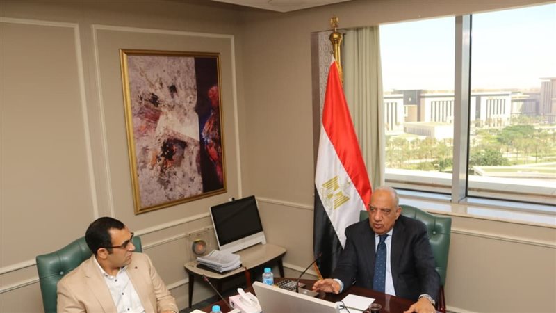 محمود عصمت يناقش إجراءات تحرير سوق الكهرباء والفصل بين الإنتاج والنقل والتوزيع