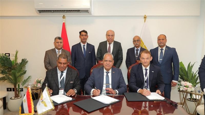 وزير الطيران المدني يشهد توقيع عقد توريد 10 طائرات تدريب جديدة للأكاديمية المصرية