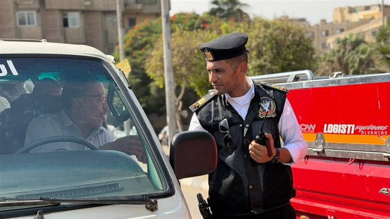 حملة مكبرة بشوارع المقطم والبساتين، المرور يطارد المخالفين ويعيد الانضباط للطرق (صور)