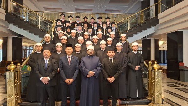 أمين البحوث الإسلامية لخريجي بروناي: تخرجكم بداية لرسالة الأزهر في نشر الوسطية ومواجهة التطرف